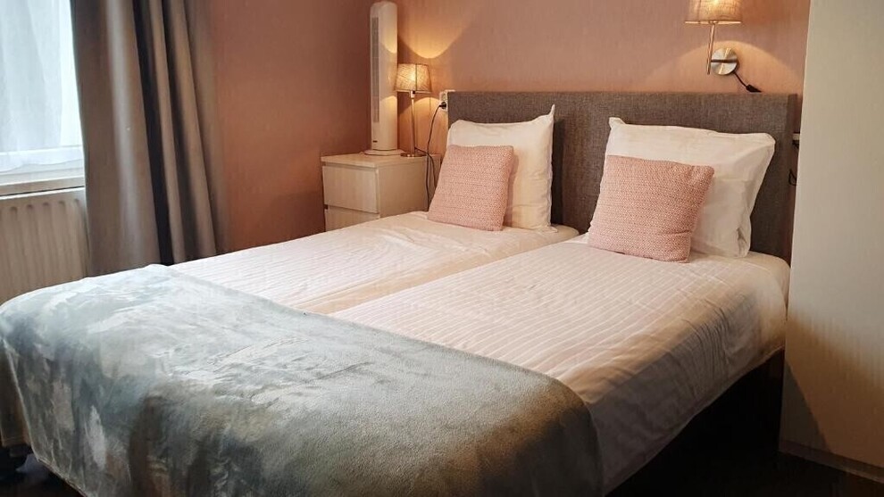 Tweepersoonskamer met eigen externe badkamer